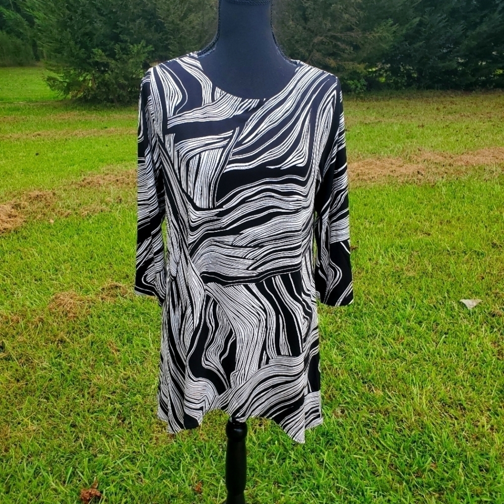 Black & white 1/2 sleeve top NWT medium